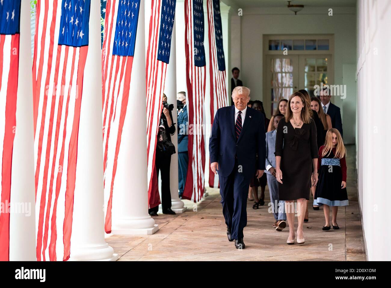 Il presidente Donald J. Trump cammina con il giudice Amy Coney Barrett, il suo candidato per la Giustizia associata della Corte Suprema degli Stati Uniti, lungo la West Wing Colonnade sabato 26 settembre 2020, dopo le cerimonie di annuncio nel Rose Garden. (STATI UNITI) Foto Stock