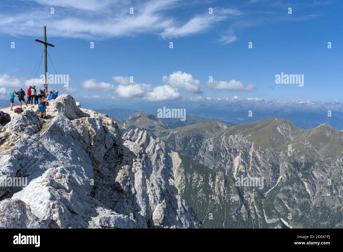 Cima del monte Seekofel con gruppo di escursionisti, situato nelle Dolomiti di Sesto, Alto Adige, Italia Foto Stock