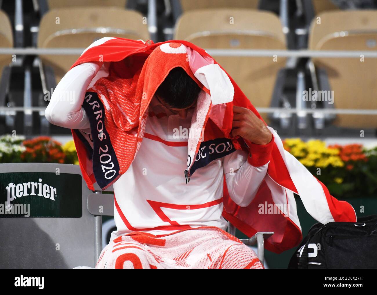 Parigi, Francia. 02 ottobre 2020. Roland Garros Paris French Open 2020 Day 7 031020 Novak Djokovic (SRB) terza partita perché spendere 358 milioni di dollari su un nuovo tetto e non usarlo? Match on Philippe Chatrier Court si trasforma in una farsa come gioco continuato sotto la pioggia con il tetto aperto e poi il gioco è sospeso mentre il tetto è chiuso e poi le riparazioni devono essere fatte e i minatori di corte portare una carriola in campo e Djokovic si unisce in Credito operativo: Roger Parker/Alamy Live News Foto Stock