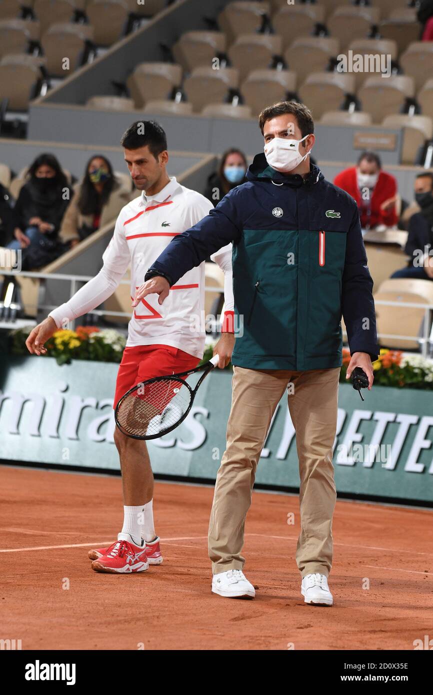 Parigi, Francia. 02 ottobre 2020. Roland Garros Paris French Open 2020 Day 7 031020 Novak Djokovic (SRB) terza partita perché spendere 358 milioni di dollari su un nuovo tetto e non usarlo? Match on Philippe Chatrier Court si trasforma in una farsa come gioco continuato sotto la pioggia con il tetto aperto e poi il gioco è sospeso mentre il tetto è chiuso e poi le riparazioni devono essere fatte e i minatori di corte portare una carriola in campo e Djokovic si unisce in Credito operativo: Roger Parker/Alamy Live News Foto Stock