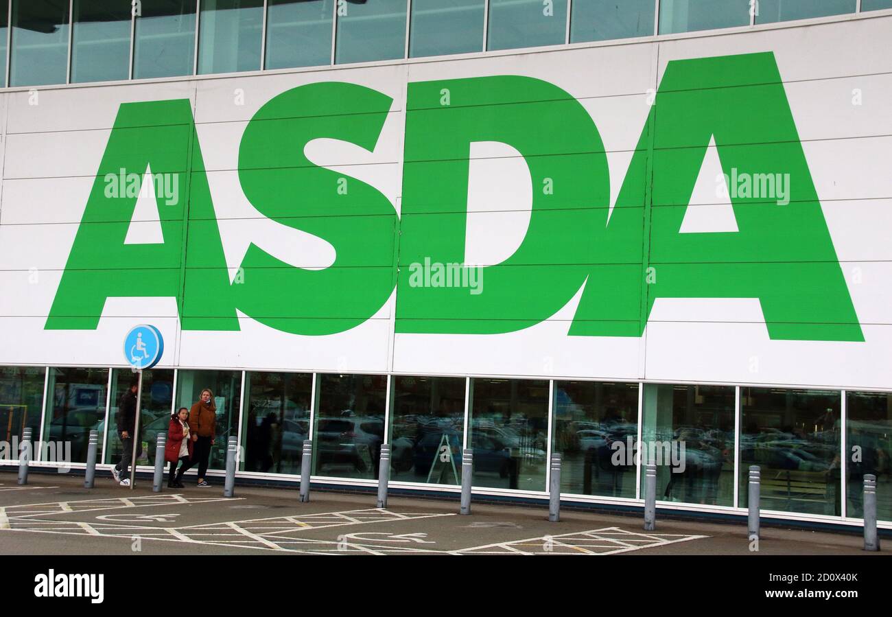 Grande logo Asda visto in uno dei superstoresUK della loro società terza catena di supermercati più grande Asda è stato venduto dal suo proprietario americano Walmart.Billionaire fratelli Mohsin & Zuber Issa e società di private equity TDR Capital ha vinto la guerra d'offerta in un affare di £6,8 miliardi. I fratelli Issa con sede a Blackburn possiedono EG Group, che hanno costruito da un'unica stazione di servizio nel 2001 a più di 6,000 siti in tutto il mondo e un fatturato annuo di £20 miliardi. Sarà la prima volta che Asda sarà in proprietà britannica da oltre 20 anni. Foto Stock