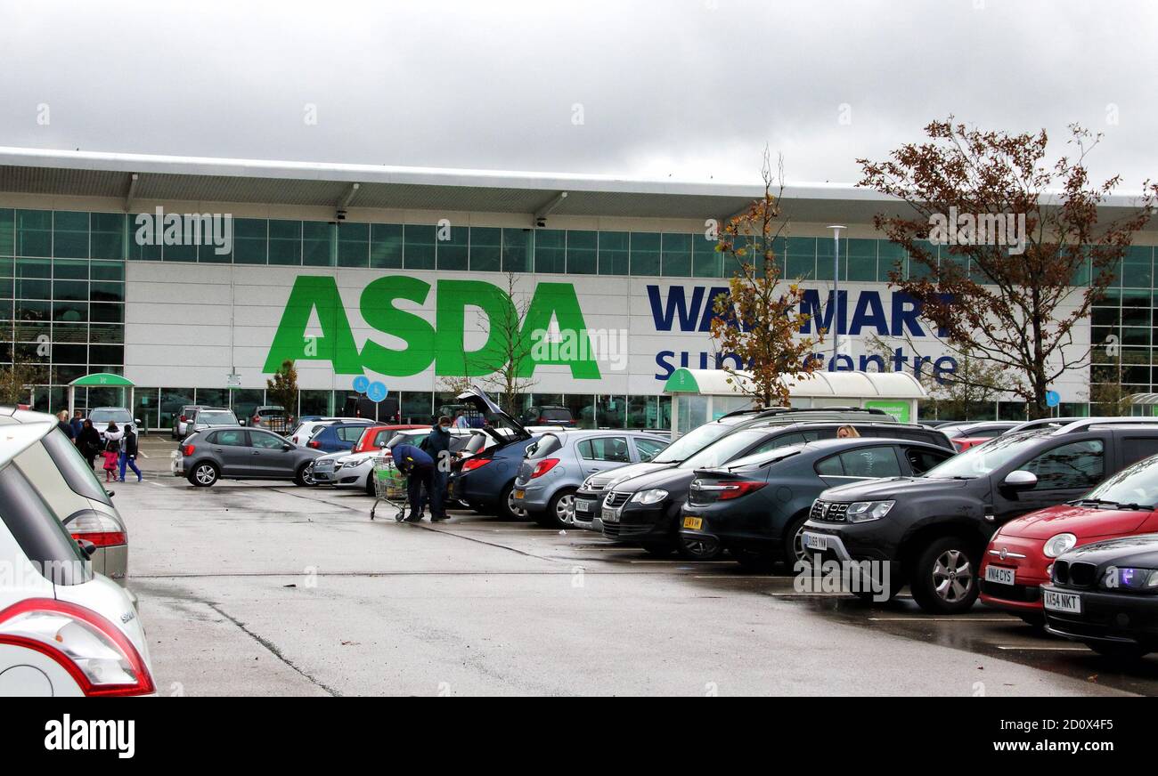 Londra, Regno Unito. 3 ottobre 2020. Le automobili sono viste parcheggiate fuori di un grande Asda ed ex proprietario del Walmart supercentres.UK terzo più grande catena del supermercato Asda è stata venduta dal relativo proprietario degli Stati Uniti Walmart.i fratelli Bilionaire Mohsin & Zuber Issa e la ditta di equità privata TDR capitale ha vinto la guerra d'offerta in un affare Â£6,8 miliardo. I fratelli Issa con sede a Blackburn possiedono EG Group, che hanno costruito da un'unica stazione di servizio nel 2001 a più di 6,000 siti in tutto il mondo e un fatturato annuo di Â£20 miliardi. Sarà la prima volta che Asda sarà in proprietà britannica da oltre 20 anni. (Credito IMA Foto Stock