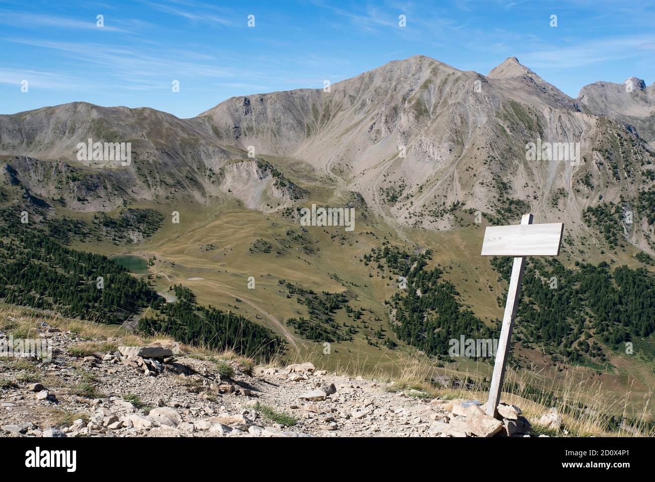 Cartello di direzione su un sentiero di montagna Foto Stock
