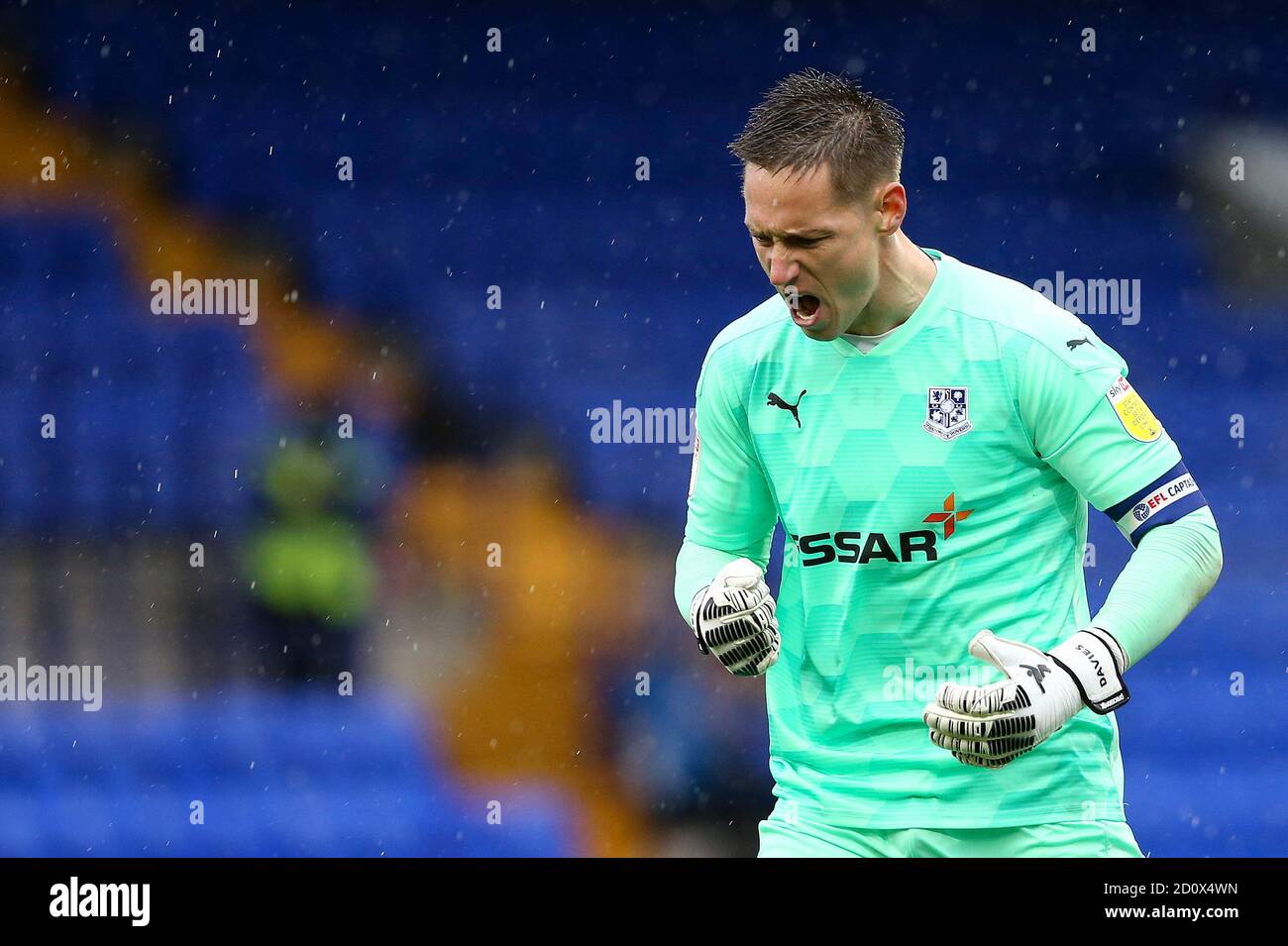 Birkenhead, Regno Unito. 03 ottobre 2020. Il portiere di Tranmere Rovers Scott Davies festeggia i 3 punti alla fine del gioco. EFL Skybet Football League Two match, Tranmere Rovers contro Scunthorpe Utd al Prenton Park, Birkenhead, Wirral sabato 3 ottobre 2020. Questa immagine può essere utilizzata solo per scopi editoriali. Solo per uso editoriale, è richiesta una licenza per uso commerciale. Nessun uso in scommesse, giochi o un singolo club/campionato/giocatore publications.pic di Chris Stading/Andrew Orchard sports photography/Alamy Live News Credit: Andrew Orchard sports photography/Alamy Live News Foto Stock