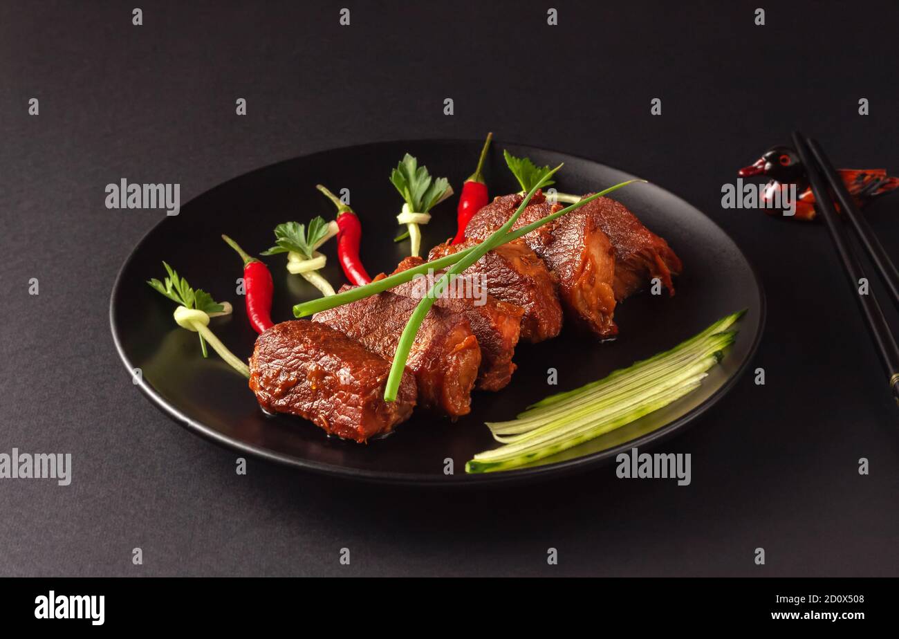 Cibo di strada cinese tradizionale, carne di maiale fritta, Shanghai, Cina Foto Stock