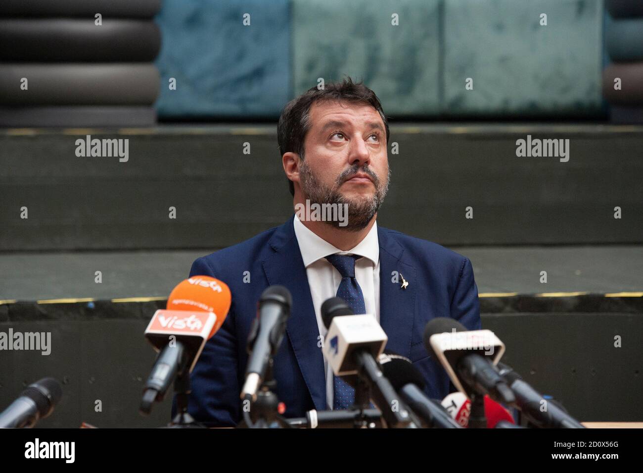 Matteo Salvini visto durante il comunicato stampa.leader del partito della Lega, Matteo Salvini è comparso davanti al giudice di Catania per il caso relativo alla presunta detenzione illegale di immigranti. Secondo la decisione della Corte, il 20 novembre si terrà una nuova audizione con testimoni del primo Ministro, Giuseppe Conte e del Ministro degli Esteri, Luigi di Maio. All’indomani della decisione della corte, Salvini ha tenuto un comunicato stampa e ha incontrato i suoi sostenitori. Foto Stock