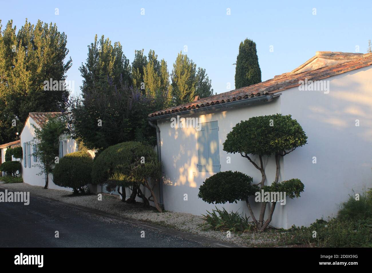 Jolie rue résidentielle - Les Portes-en-Ré Foto Stock