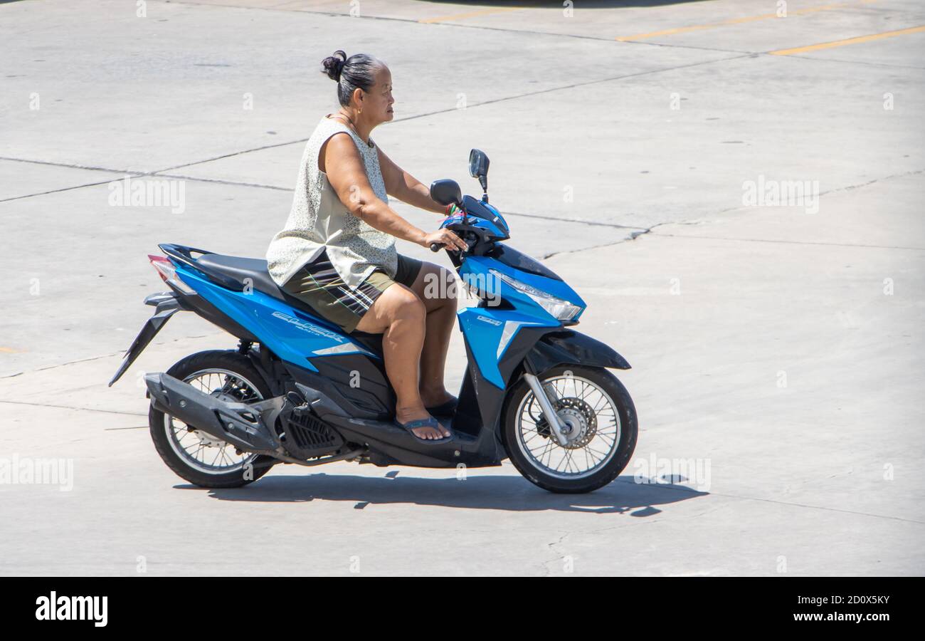 SAMUT PRAKAN, THAILANDIA, 23 2020 LUGLIO, UNA donna asiatica più anziana guida una moto Foto Stock