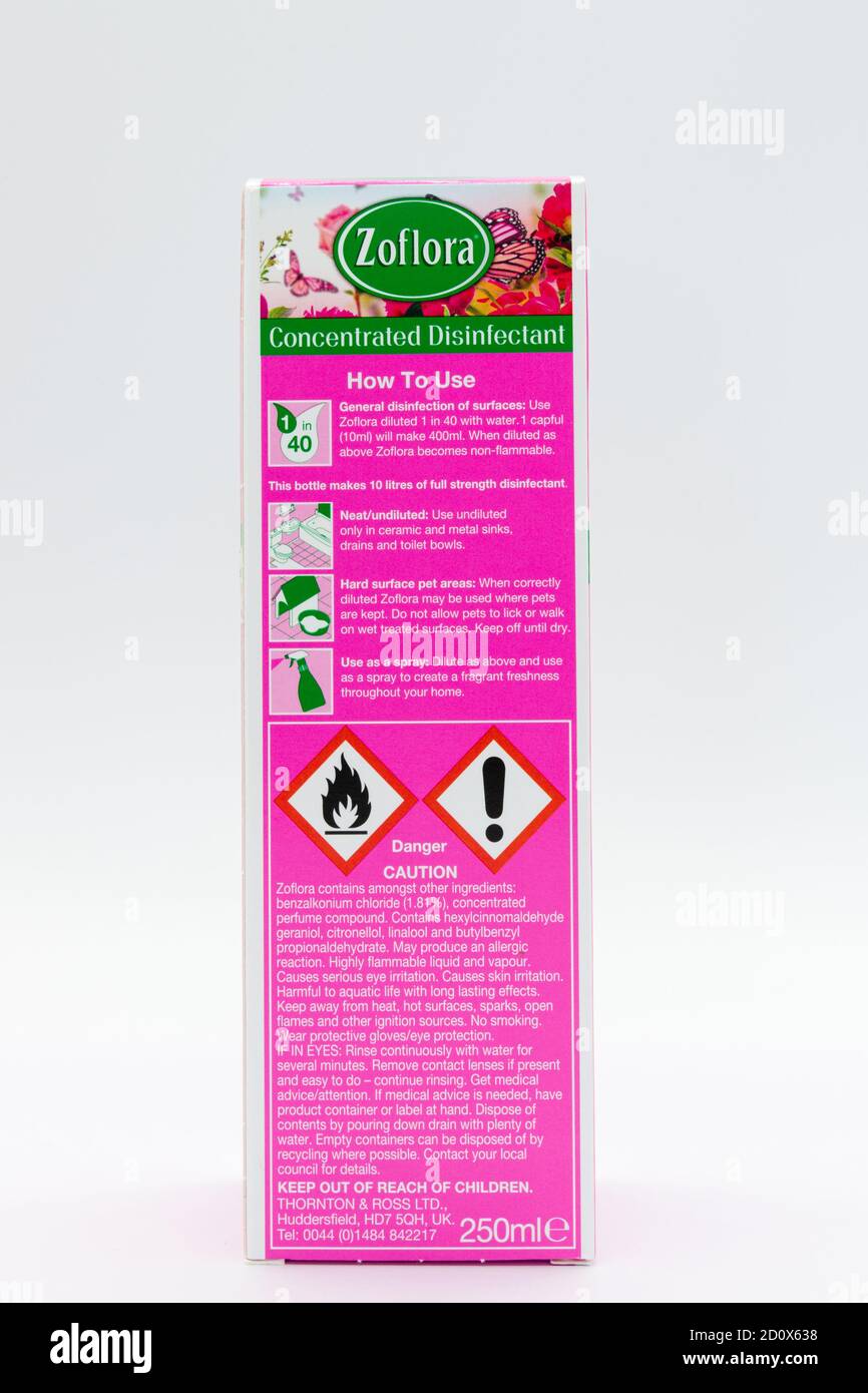 Irvine, Scotland, UK - 01 ottobre 2020: Disinfettante a marchio Zoflora in confezioni riciclabili con simboli informativi sulle etichette anteriori e posteriori con D Foto Stock