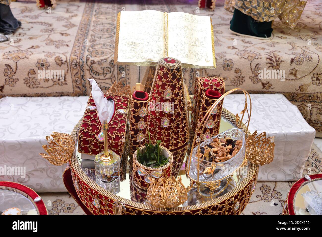 Tiffer marocchino, contenitori regalo tradizionali per la cerimonia nuziale, decorato con ricami dorati ornati.hennè marocchino. Regali di nozze per la b Foto Stock