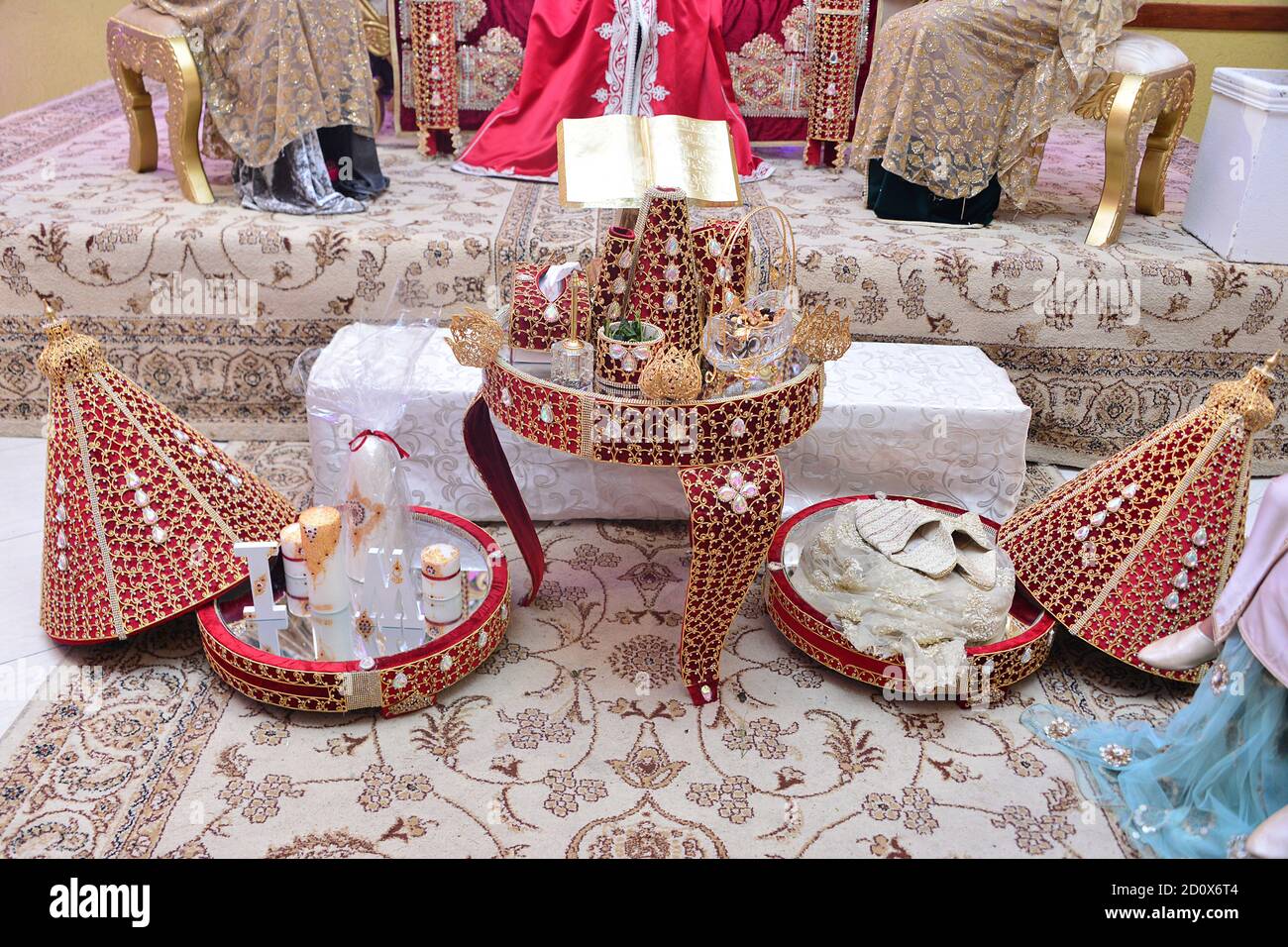 Tiffer marocchino, contenitori regalo tradizionali per la cerimonia nuziale, decorato con ricami dorati ornati.hennè marocchino. Regali di nozze per la b Foto Stock