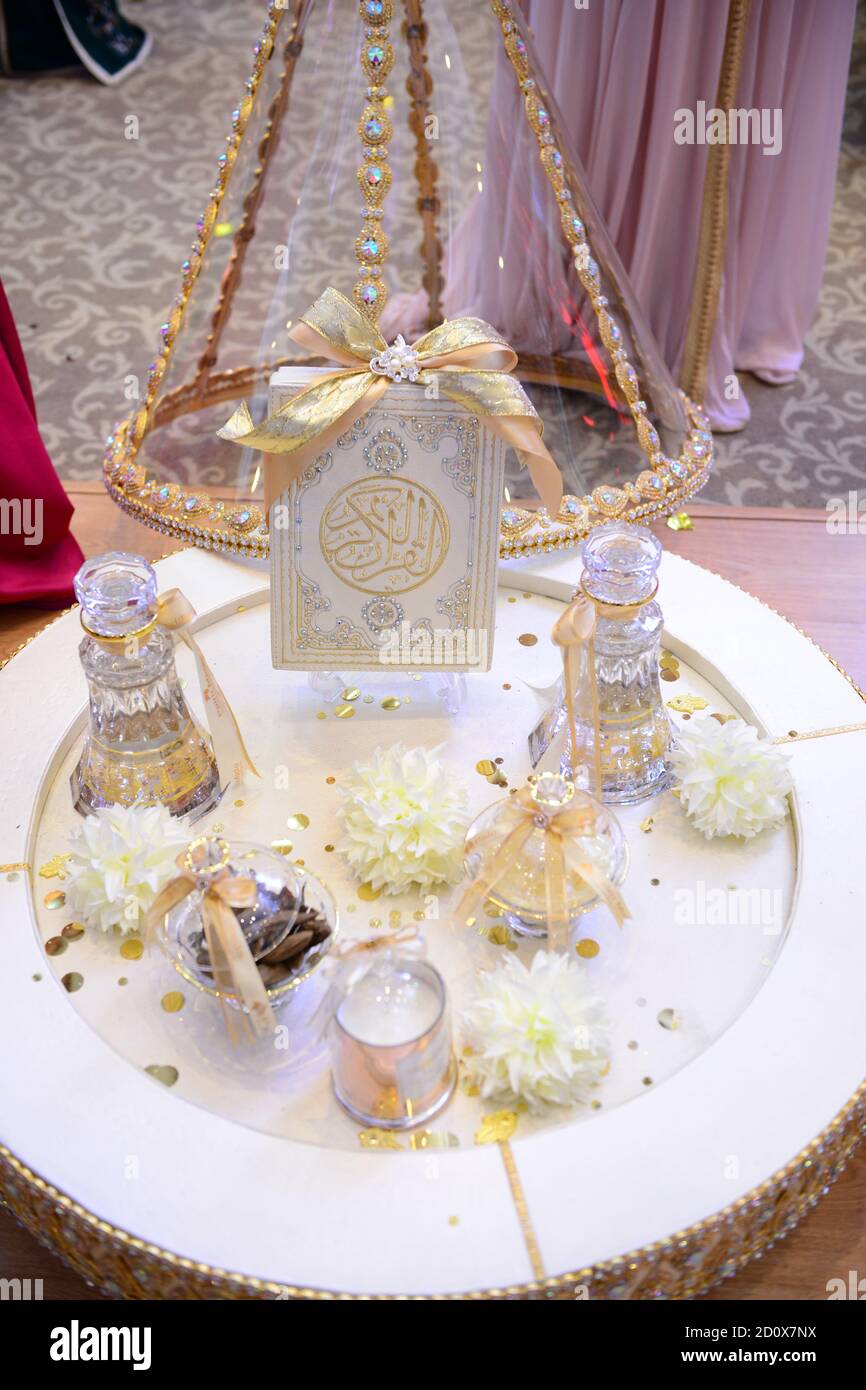 Golden Henne mobili per il matrimonio in Marocco con verde sposa poltrona in background Foto Stock