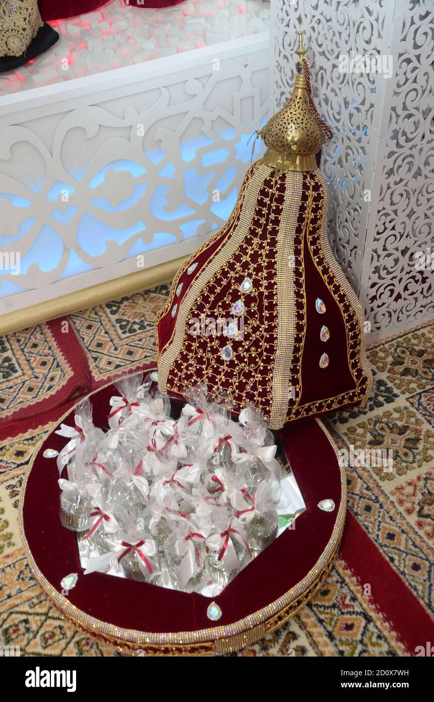 Tiffer marocchino, contenitori regalo tradizionali per la cerimonia nuziale, decorato con ricami dorati ornati.hennè marocchino. Regali di nozze marocchini Foto Stock