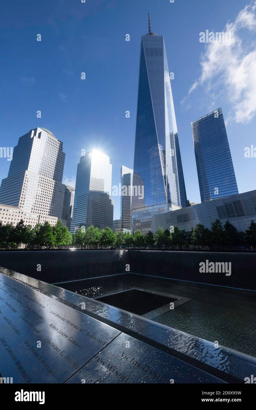Grattacieli con riflesso del sole intorno al WTC Memorial Plaza a Manhattan, New York, Stati Uniti d'America Foto Stock