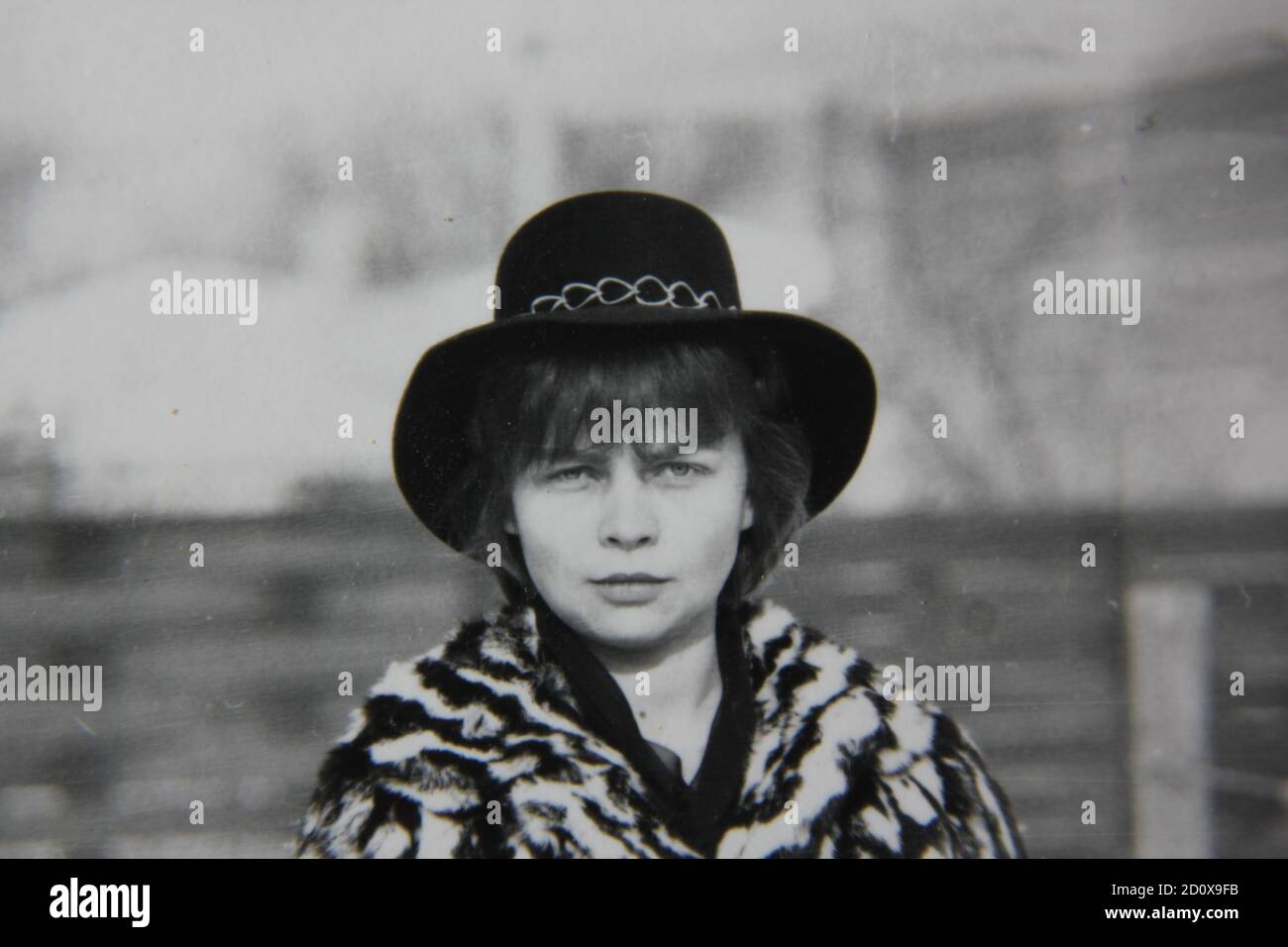Bella fotografia in bianco e nero d'epoca degli anni '70 di una bella donna vestita con un abito flashy. Foto Stock