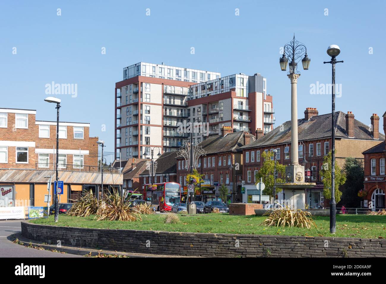 The Fountain Roundabout and High Street, New Malden, Royal Borough of Kingston Upon Thames, Greater London, England, United Kingdom Foto Stock