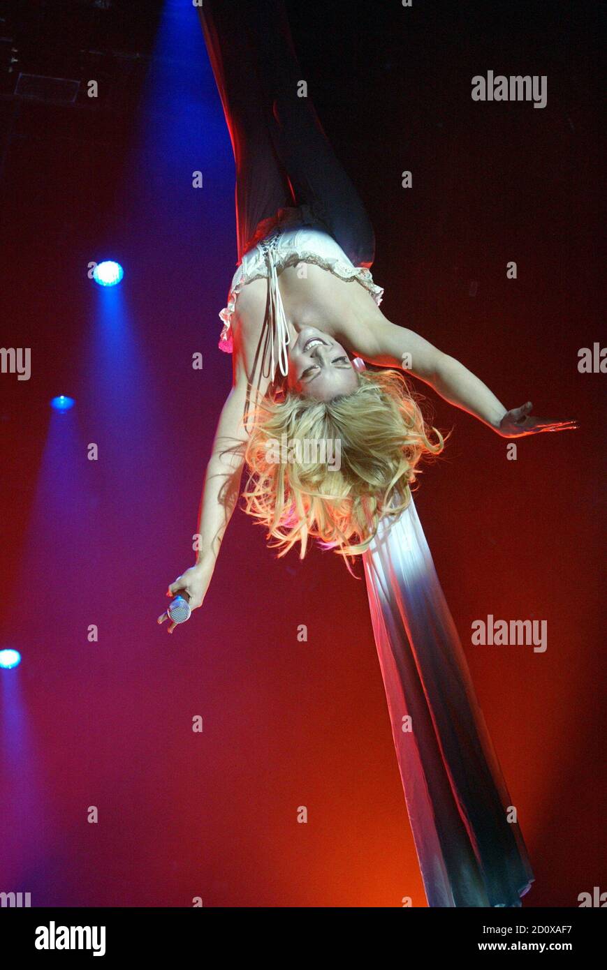 Jane Krakowski si esibisce al 'Broadway Bares XIII: Back to Burlesque' al Roseland Ballroom di New York il 15 giugno 2003. Foto: Henry McGee/MediaPunch Foto Stock