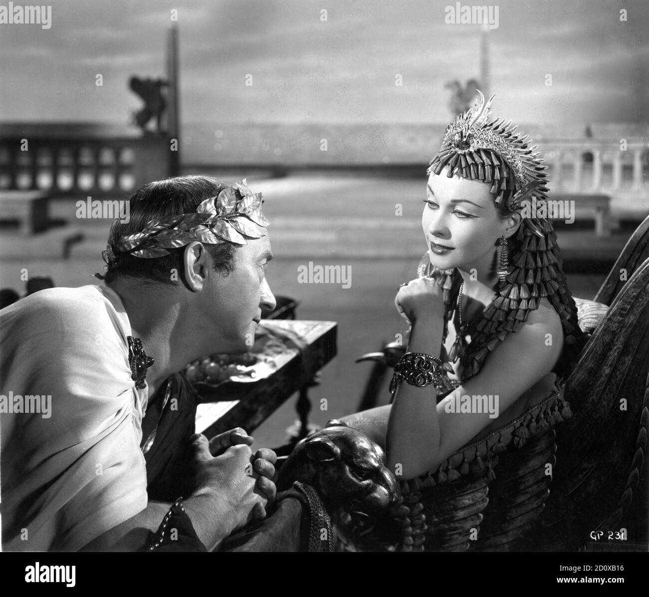 CLAUDE RAINS E VIVIEN LEIGH A CAESAR E CLEOPATRA 1945 regista GABRIEL PASCAL recita / sceneggiatura George Bernard Shaw decor / Costumi Oliver Messell direzione artistica John Bryan e Hein Heckroth Gabriel Pascal Productions / Produttori indipendenti / Sinfonia nazionale Orchestra / Eagle - distributori Lion Limited Foto Stock