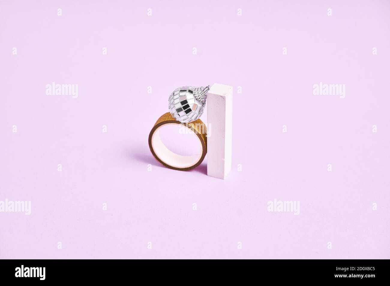 Palla da disco in argento, scatola, anello e forme geometriche. moda anni '90. Concetto di anello di innesto. Banner San Valentino Foto Stock