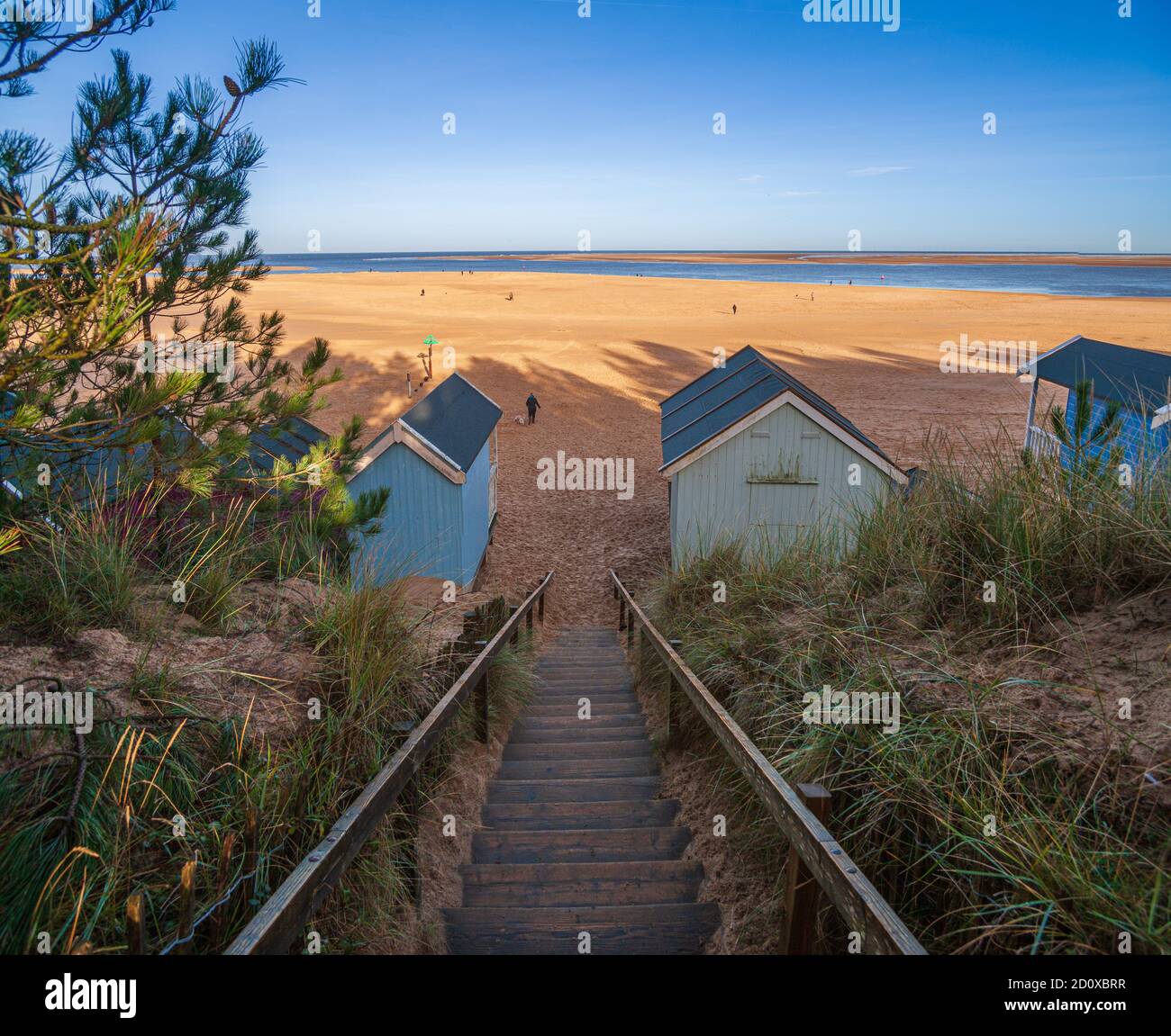 beach capanne e spiaggia di sabbia a pozzi vicino al mare sulla costa nord del norfolk regno unito sole invernale inghilterra Foto Stock