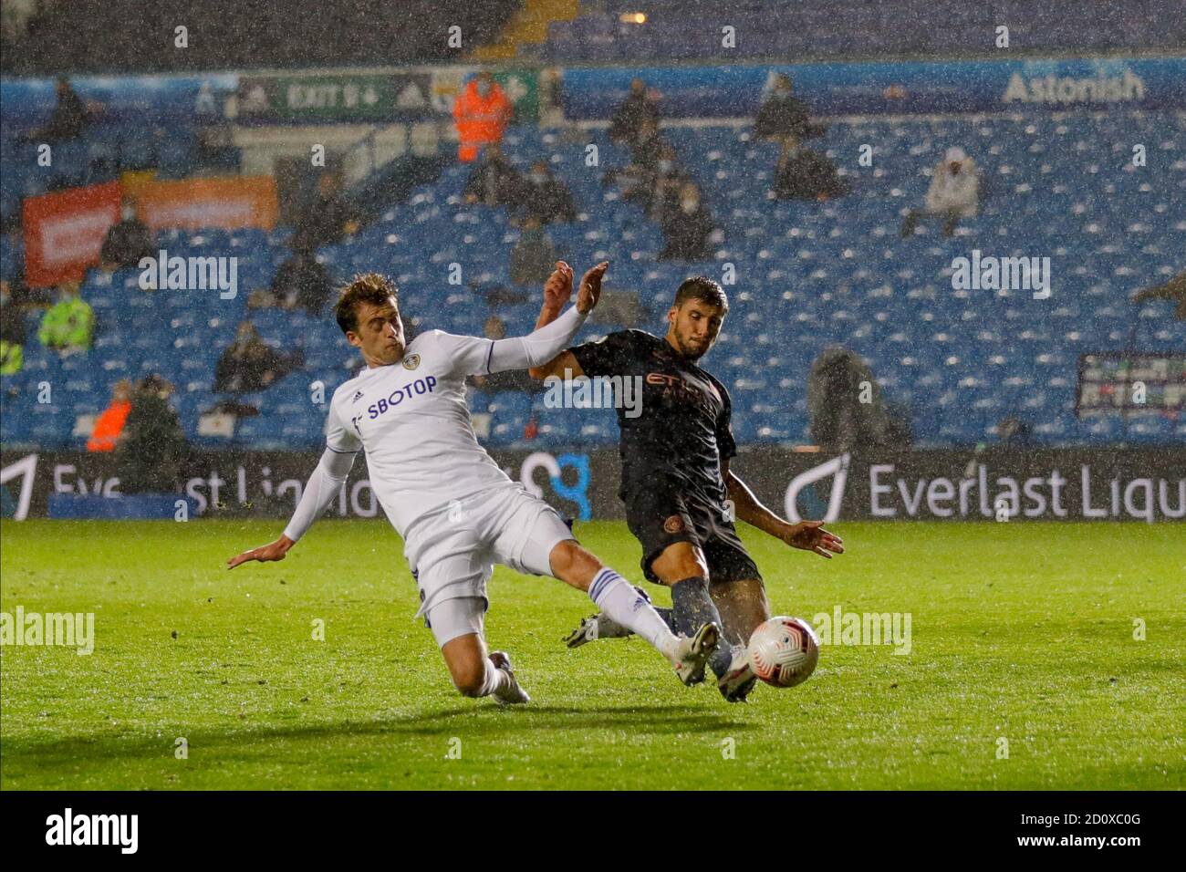 Leeds, Regno Unito. 03 ottobre 2020. Leeds United Forward Patrick Bamford (9) e Ruben Dias di Manchester City durante la partita di calcio del campionato inglese Premier League tra Leeds United e Manchester City il 3 ottobre 2020 a Elland Road a Leeds, Inghilterra - Foto Simon Davies / ProSportsImages / DPPI Credit: LM/DPPI/Simon Davies/Alamy Live News Credit: Gruppo Editoriale LiveMedia/Alamy Live News Foto Stock