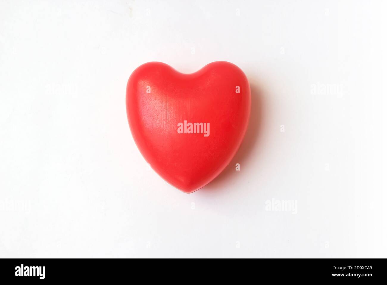 Cuore rosso su sfondo bianco. Amore, cura e concetto di San Valentino. Idea giornata di salute del cuore del mondo Foto Stock