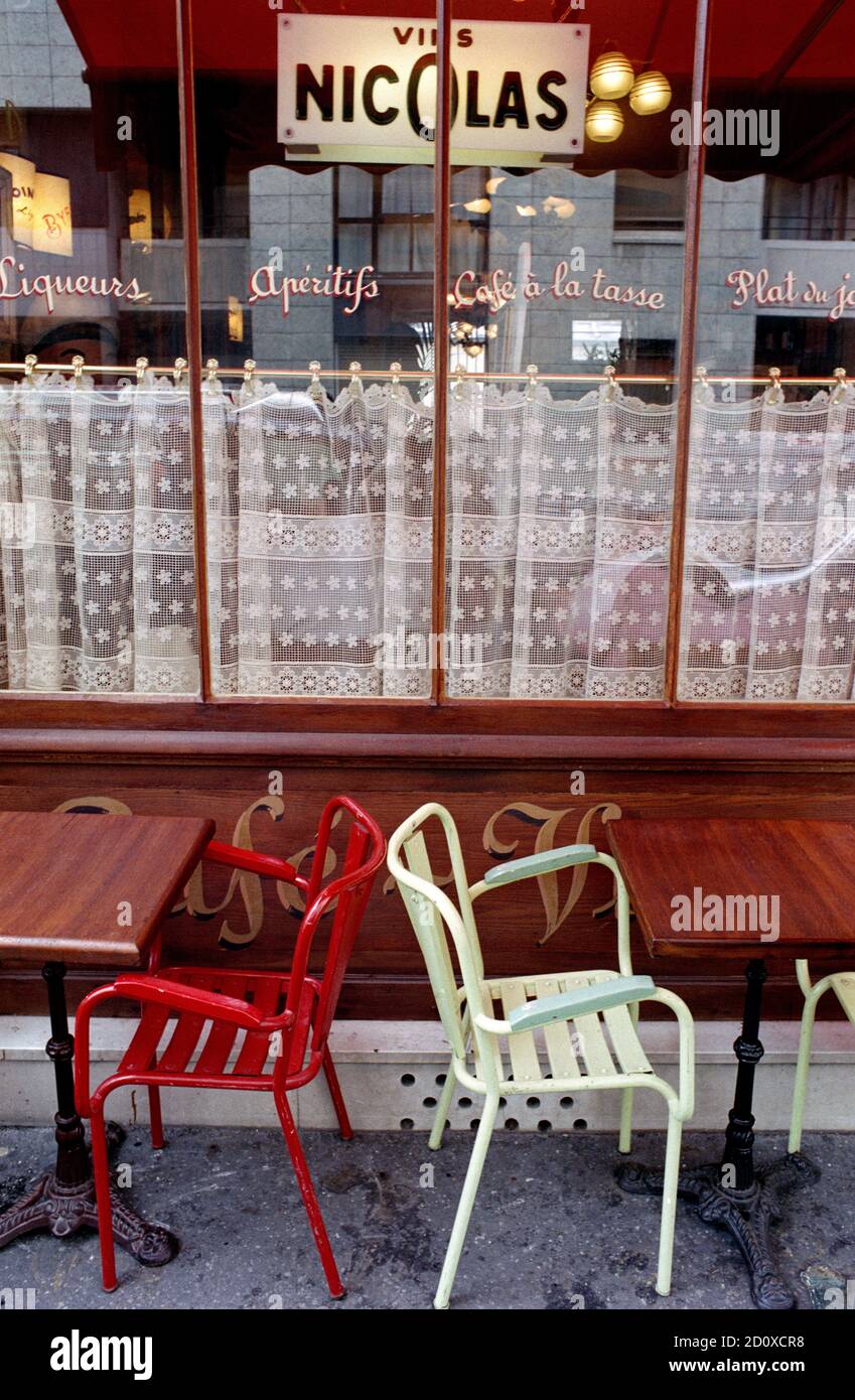 IL TRADIZIONALE CAFÉ TERRASSE DI PARIGI, IN FRANCIA, SI TROVA SUL MARCIAPIEDE - FILM A COLORI SIVER © FREDERIC BEAUMONT Foto Stock