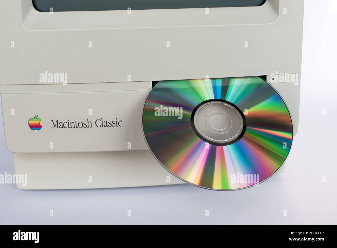 Un vecchio personal computer retrò Apple Macintosh Classic degli anni '90 con un'unità disco floppy che non è in grado di contenere un CD, Danimarca, 28 settembre 2020 Foto Stock