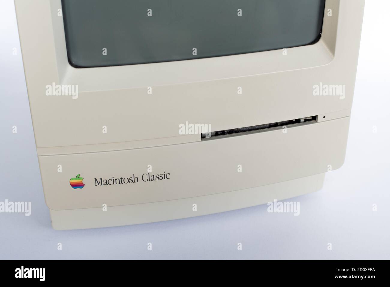Un vecchio Apple Macintosh Classic retro degli anni '90 con un'unità floppy disk, Danimarca, 28 settembre 2020 Foto Stock