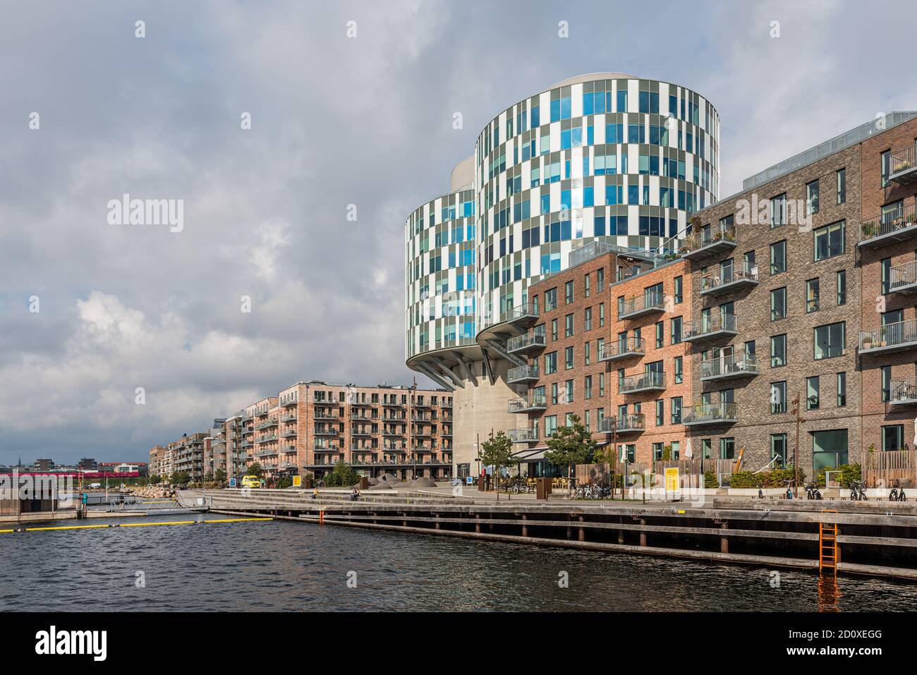 Copenaghen, 30 settembre 2020, due ex silos utilizzati per lo stoccaggio del cemento sono stati convertiti in un edificio per uffici nel 2014 Foto Stock
