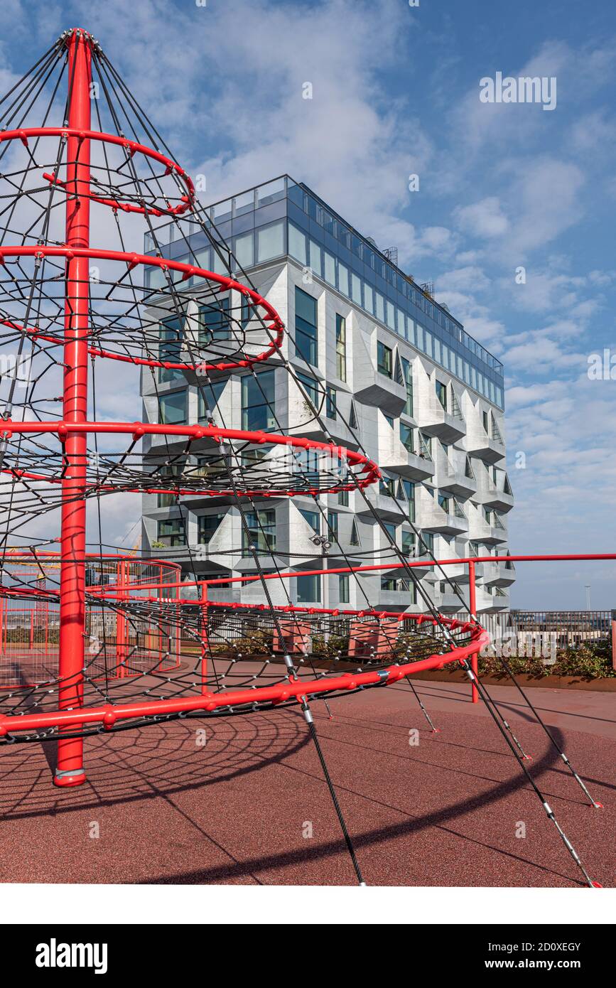 Konditaget Lüders è un parco giochi con una spirale di arrampicata su un tetto a 24 metri dal suolo, nel porto nord di Copenhagen, il 30 settembre 2020 Foto Stock