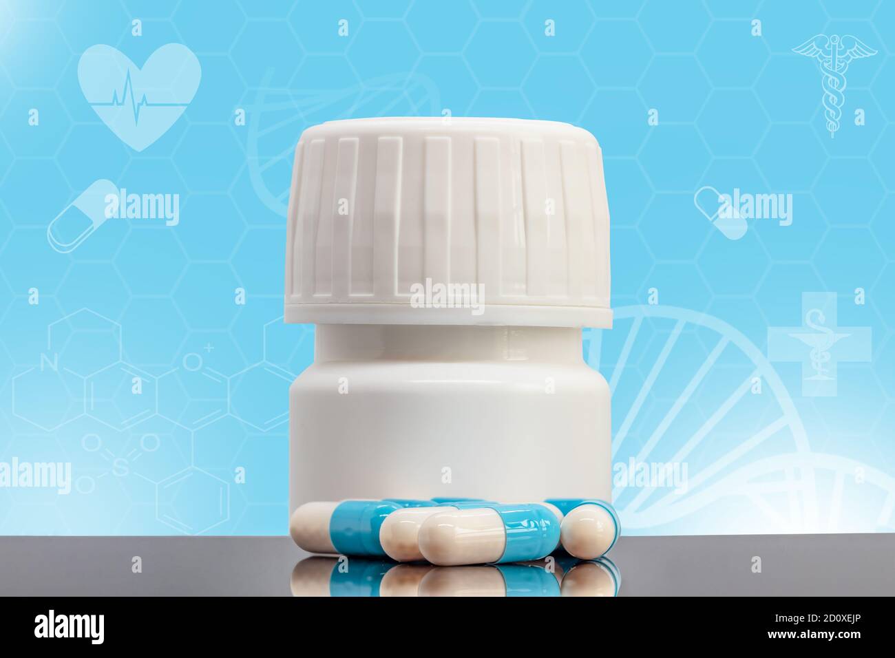 Farmaco antivirale in capsule con un flacone bianco su sfondo sanitario e scientifico. Concetto di innovazione medica. Trattamento dei sintomi del coronavirus Foto Stock