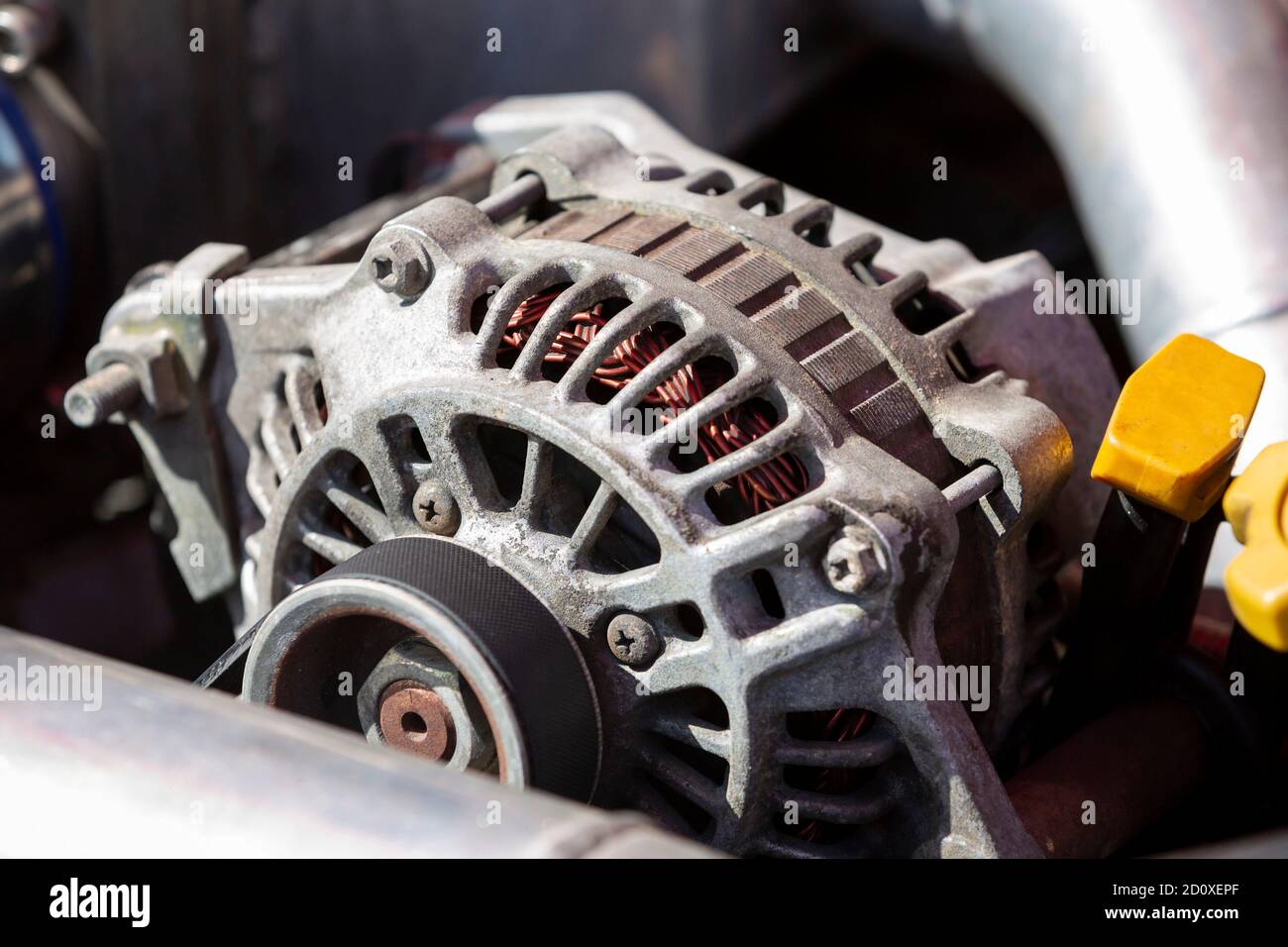Un alternatore è un generatore elettrico che converte l'energia meccanica in energia elettrica sotto forma di corrente alternata. Foto Stock