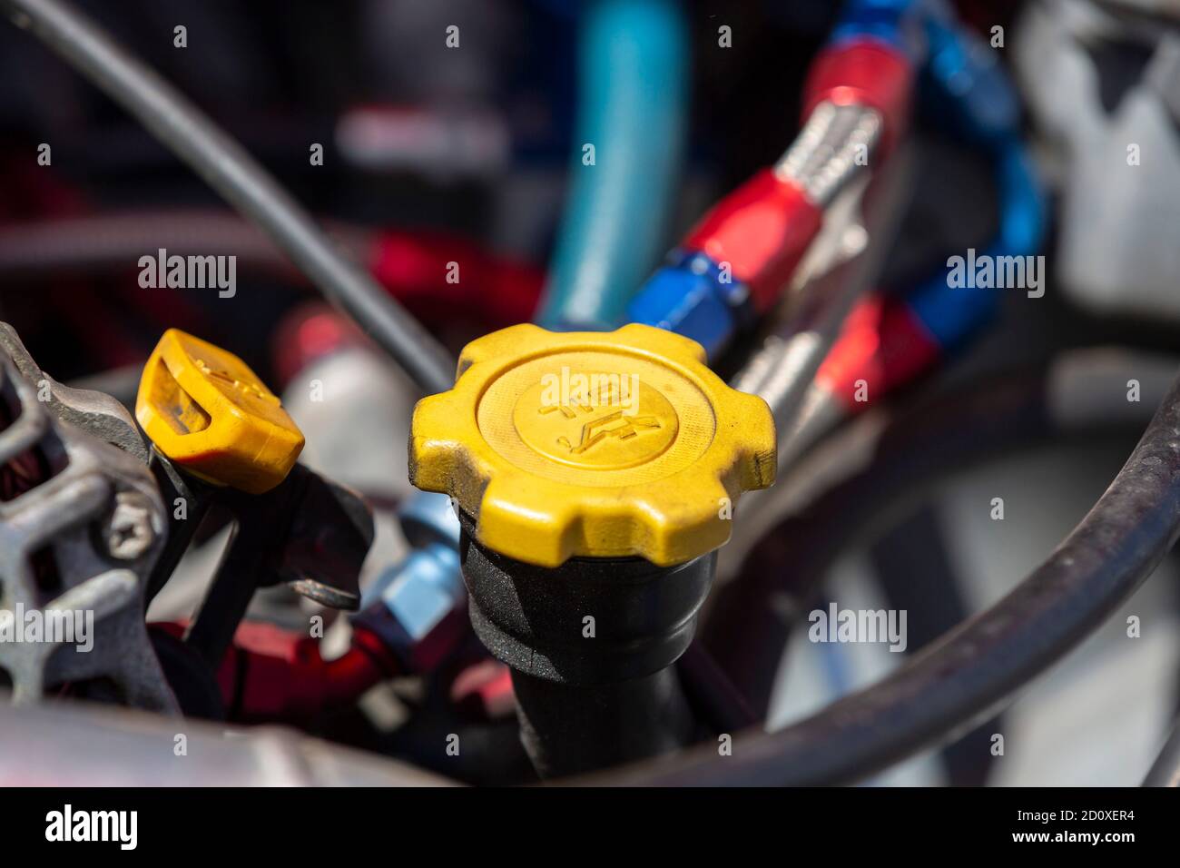 Il tappo olio motore giallo di un'auto è visto sotto il cofano Foto stock -  Alamy