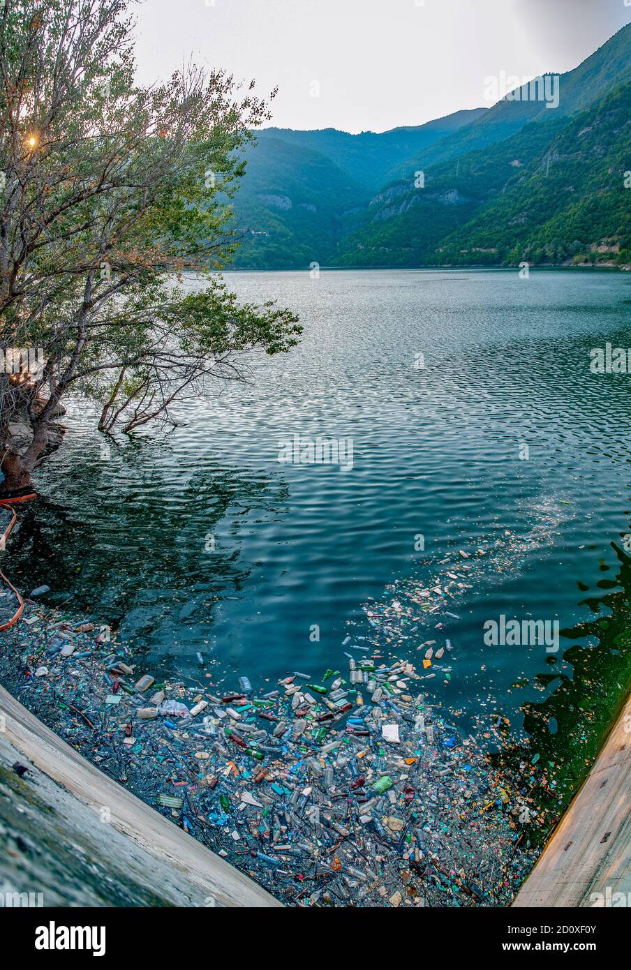 Ambiente disseminato / fonte di acqua piena di rifiuti disturbando il sistema ecologico naturale Foto Stock