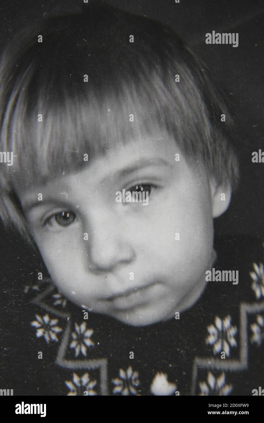 Fine anni '70 vintage fotografia in bianco e nero di una giovane ragazza felice di fronte fresco. Foto Stock