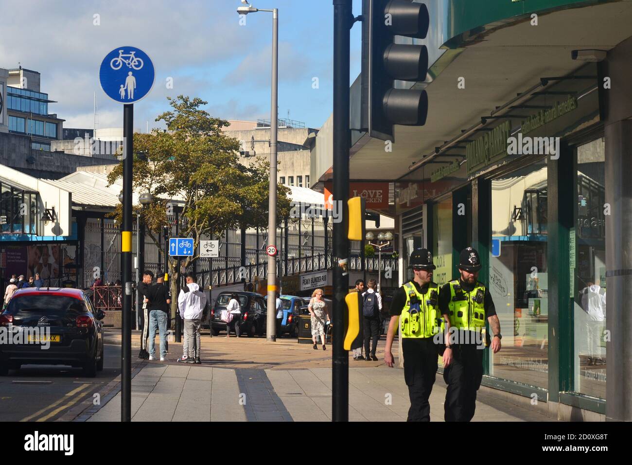 Due ufficiali della polizia delle West Midlands camminano lungo Dale End, un luogo di ritrovo del crimine nel centro di Birmingham. Il centro commerciale Square sullo sfondo Foto Stock