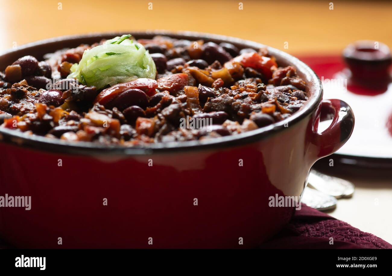 grande pentola sana di peperoncino vegano a base di piante con carne pronto a servire. shot per ricette e copy-space in fuoco selettivo Foto Stock