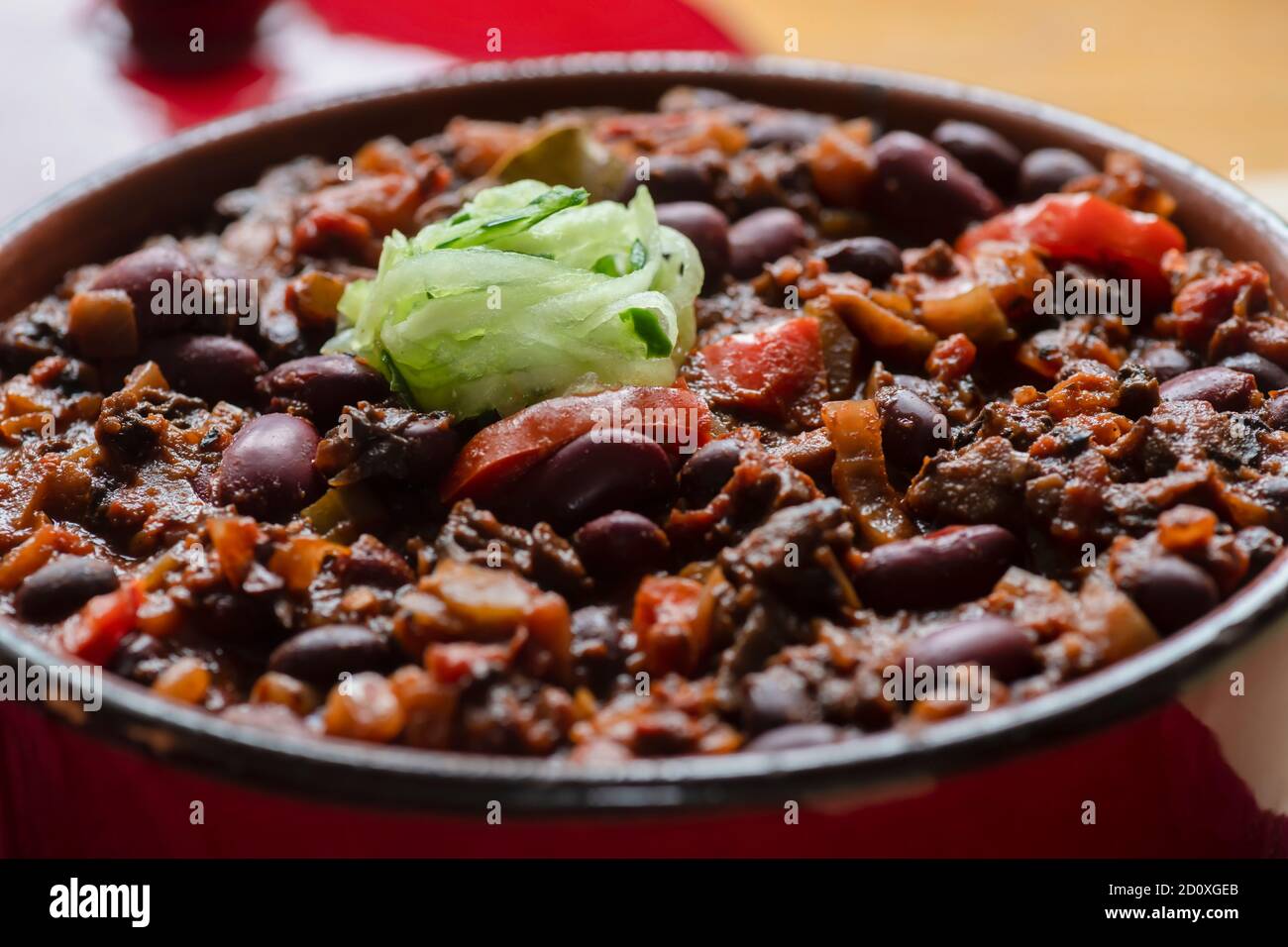 una sana pentola di peperoncino vegano a base di piante con carne pronta a servire. shot primo piano per le ricette e copy-space a fuoco selettivo Foto Stock