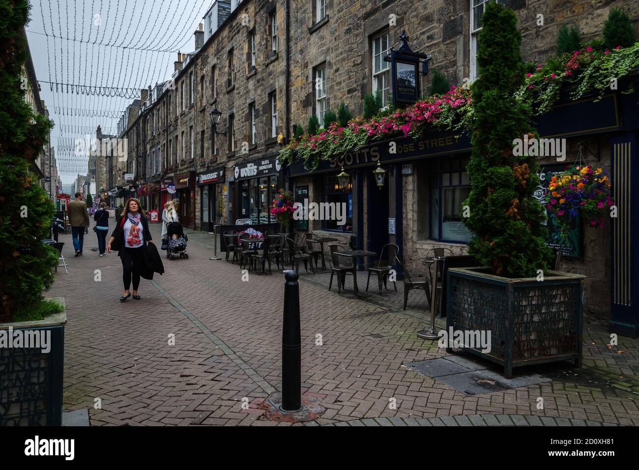 Vie dello shopping con edifici in pietra nella nuova città di edimburgo, Scozia Foto Stock