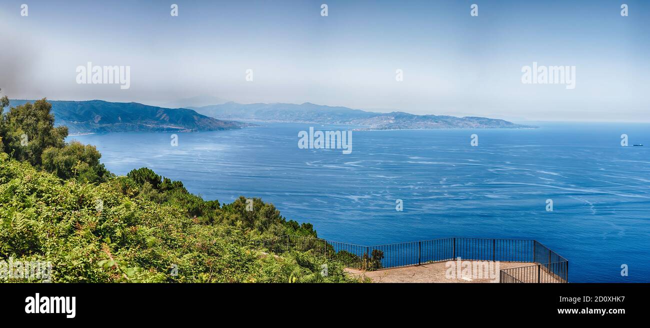 Veduta aerea panoramica dello stretto di Messina, tra la punta orientale della Sicilia e la punta occidentale della Calabria nel sud d'Italia, come si vede Foto Stock