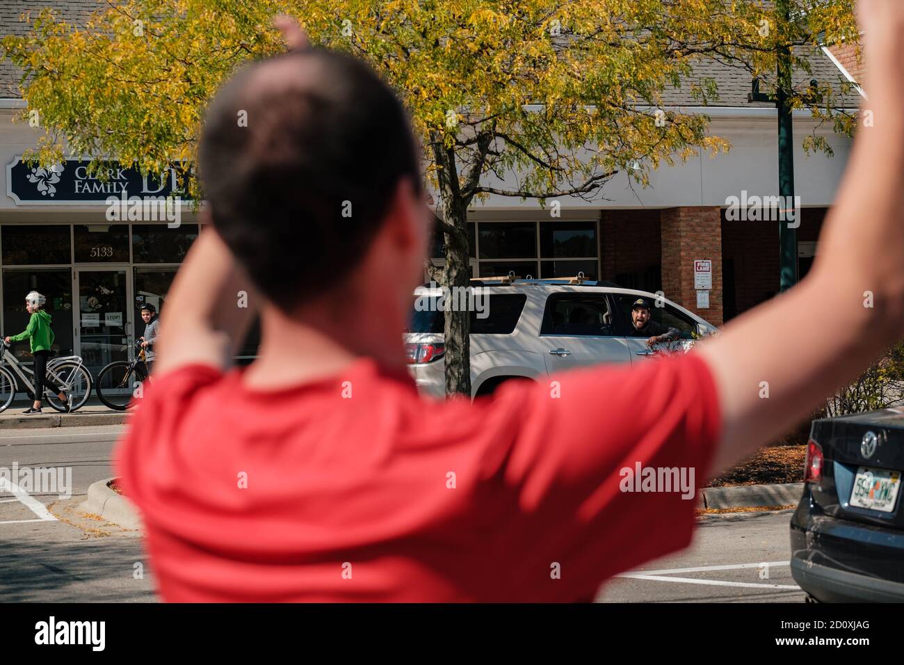 New Albany, Ohio, Stati Uniti. 3 ottobre 2020. Un automobilista che passa urla oscenità ad un impiegato di Kroger durante un'intervista appena fuori Columbus, Ohio, sabato 3 ottobre 2020. Un'offshoot del raduno principale del treno di Trump su veicolo a rulli più successivamente è sceso a New Albany, Ohio. Secondo il sito web Free Ohio Now, intendevano intraprendere un rapido raid pacifico " ''¦ nel ventre della bestia - la casa di alcuni degli elitari e delle società più ricchi che finanziano Biden/Harris, il Partito democratico, ANTIFA, BLM, il ''˜Deep Stateâ Credit: Andrew Dolph/ZUMA Wire/Alamy Live News Foto Stock