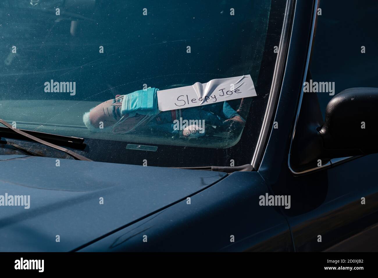 New Albany, Ohio, Stati Uniti. 3 ottobre 2020. Un automobilista visualizza una bambola Joe Biden con un titolo "Sleepy Joe" nel parcheggio di un Kroger appena fuori Columbus, Ohio, sabato 3 ottobre 2020. Un'offshoot del raduno principale del treno di Trump su veicolo a rulli più successivamente è sceso a New Albany, Ohio. Secondo il sito web Free Ohio Now, intendevano intraprendere un rapido raid pacifico " ''¦ nel ventre della bestia - la casa di alcuni degli elitari e delle società più ricchi che finanziano Biden/Harris, il Partito democratico, ANTIFA, BLM, il ''˜Deep Stateâ (Credit Image: © Andrew Dolph/ZU Foto Stock