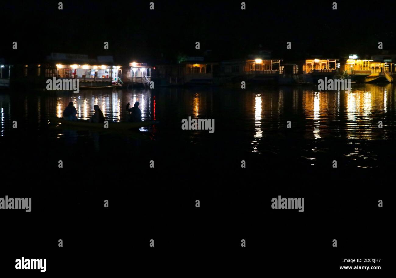 Srinagar, India. 03 ottobre 2020. Una vista notturna delle case galleggianti illuminate sul lago dal, a Srinagar, amministrazione indiana. Vita sul pittoresco lago di dal in una sosta come Shikaras sono vuoti e parcheggiati lungo i bordi del lago. Il turismo è la spina dorsale dell'economia del Kashmir. Centinaia di migliaia di persone associate all'industria dell'ospitalità e del turismo sono state colpite dalla situazione in corso in Kashmir. (Foto di Adil Abass/Pacific Press) (Foto di Eyepix Group/Pacific Press) Credit: Pacific Press Media Production Corp./Alamy Live News Foto Stock