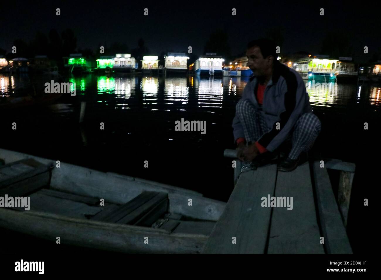 Srinagar, India. 03 ottobre 2020. Una vista notturna delle case galleggianti illuminate sul lago dal, a Srinagar, amministrazione indiana. Vita sul pittoresco lago di dal in una sosta come Shikaras sono vuoti e parcheggiati lungo i bordi del lago. Il turismo è la spina dorsale dell'economia del Kashmir. Centinaia di migliaia di persone associate all'industria dell'ospitalità e del turismo sono state colpite dalla situazione in corso in Kashmir. (Foto di Adil Abass/Pacific Press) (Foto di Eyepix Group/Pacific Press) Credit: Pacific Press Media Production Corp./Alamy Live News Foto Stock