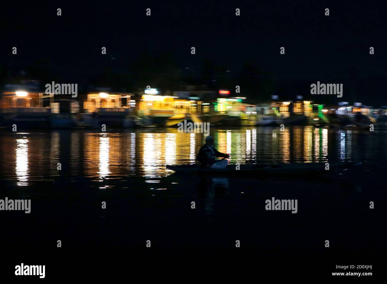Srinagar, India. 03 ottobre 2020. Una vista notturna delle case galleggianti illuminate sul lago dal, a Srinagar, amministrazione indiana. Vita sul pittoresco lago di dal in una sosta come Shikaras sono vuoti e parcheggiati lungo i bordi del lago. Il turismo è la spina dorsale dell'economia del Kashmir. Centinaia di migliaia di persone associate all'industria dell'ospitalità e del turismo sono state colpite dalla situazione in corso in Kashmir. (Foto di Adil Abass/Pacific Press) (Foto di Eyepix Group/Pacific Press) Credit: Pacific Press Media Production Corp./Alamy Live News Foto Stock