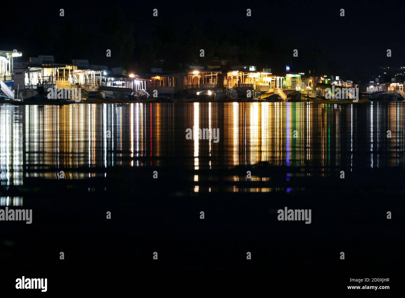 Srinagar, India. 03 ottobre 2020. Una vista notturna delle case galleggianti illuminate sul lago dal, a Srinagar, amministrazione indiana. Vita sul pittoresco lago di dal in una sosta come Shikaras sono vuoti e parcheggiati lungo i bordi del lago. Il turismo è la spina dorsale dell'economia del Kashmir. Centinaia di migliaia di persone associate all'industria dell'ospitalità e del turismo sono state colpite dalla situazione in corso in Kashmir. (Foto di Adil Abass/Pacific Press) (Foto di Eyepix Group/Pacific Press) Credit: Pacific Press Media Production Corp./Alamy Live News Foto Stock