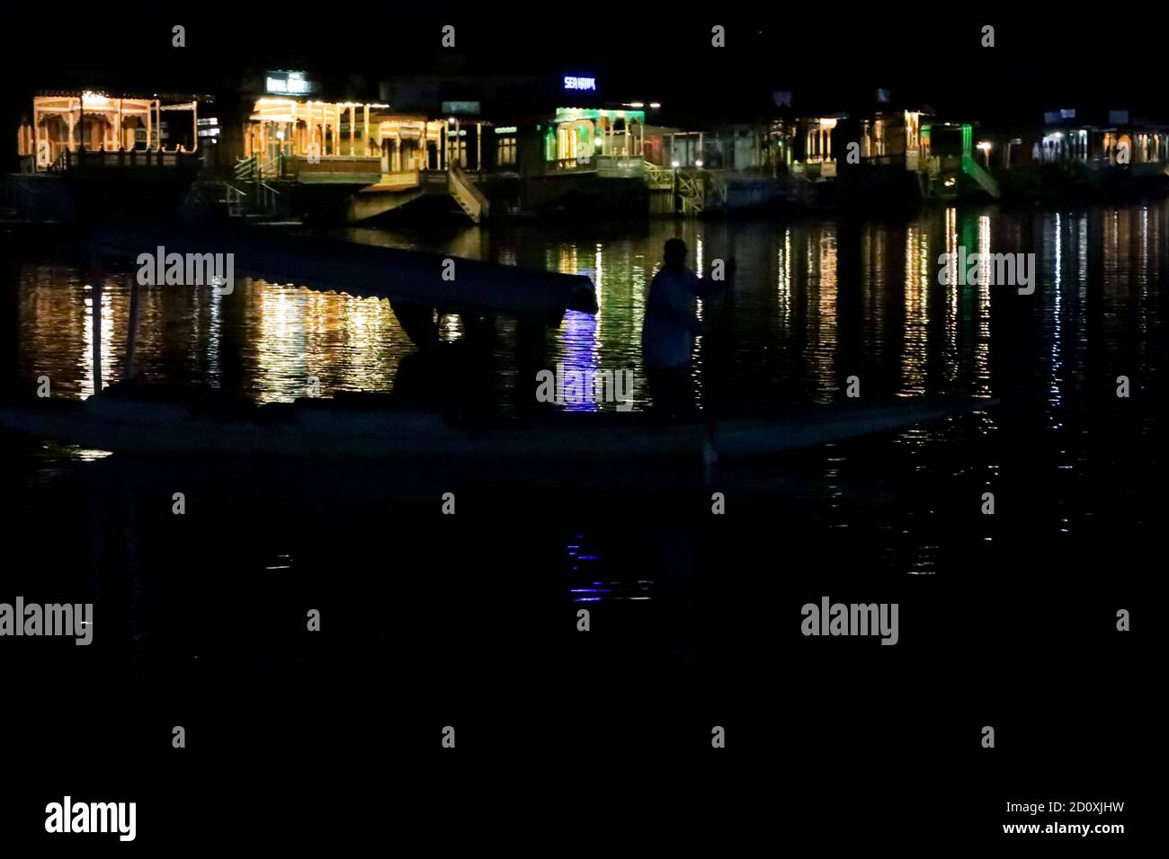 Srinagar, India. 03 ottobre 2020. Una vista notturna delle case galleggianti illuminate sul lago dal, a Srinagar, amministrazione indiana. Vita sul pittoresco lago di dal in una sosta come Shikaras sono vuoti e parcheggiati lungo i bordi del lago. Il turismo è la spina dorsale dell'economia del Kashmir. Centinaia di migliaia di persone associate all'industria dell'ospitalità e del turismo sono state colpite dalla situazione in corso in Kashmir. (Foto di Adil Abass/Pacific Press) (Foto di Eyepix Group/Pacific Press) Credit: Pacific Press Media Production Corp./Alamy Live News Foto Stock