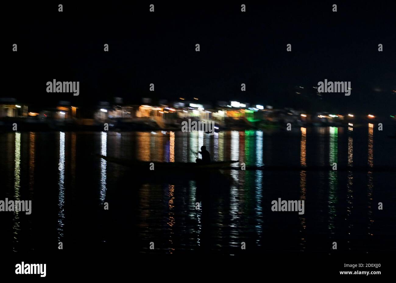 Srinagar, India. 03 ottobre 2020. Una vista notturna delle case galleggianti illuminate sul lago dal, a Srinagar, amministrazione indiana. Vita sul pittoresco lago di dal in una sosta come Shikaras sono vuoti e parcheggiati lungo i bordi del lago. Il turismo è la spina dorsale dell'economia del Kashmir. Centinaia di migliaia di persone associate all'industria dell'ospitalità e del turismo sono state colpite dalla situazione in corso in Kashmir. (Foto di Adil Abass/Pacific Press) (Foto di Eyepix Group/Pacific Press) Credit: Pacific Press Media Production Corp./Alamy Live News Foto Stock