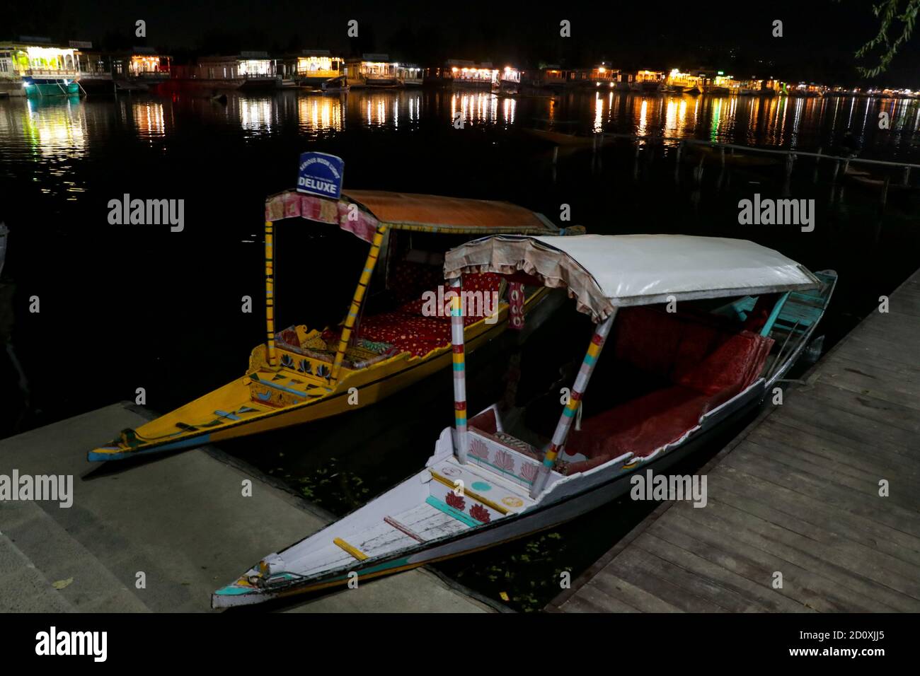 Srinagar, India. 03 ottobre 2020. Una vista notturna delle case galleggianti illuminate sul lago dal, a Srinagar, amministrazione indiana. Vita sul pittoresco lago di dal in una sosta come Shikaras sono vuoti e parcheggiati lungo i bordi del lago. Il turismo è la spina dorsale dell'economia del Kashmir. Centinaia di migliaia di persone associate all'industria dell'ospitalità e del turismo sono state colpite dalla situazione in corso in Kashmir. (Foto di Adil Abass/Pacific Press) (Foto di Eyepix Group/Pacific Press) Credit: Pacific Press Media Production Corp./Alamy Live News Foto Stock